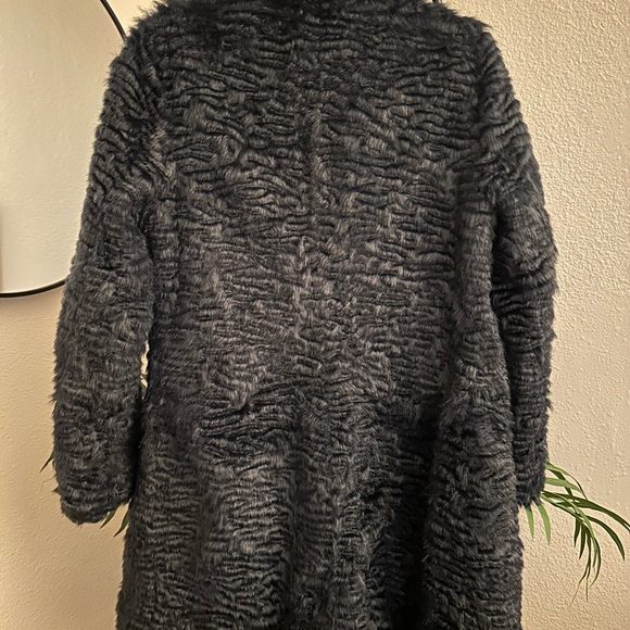 Knee length faux fur coat - Picture 2 of 3